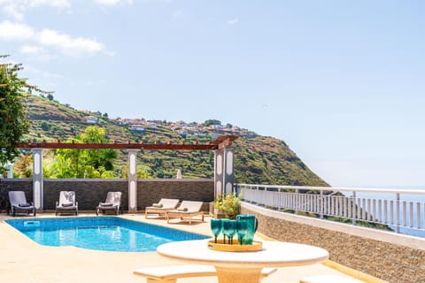 Natural landscape, View (from property/room), Balcony/Terrace, Pool view, Swimming pool, sunbed