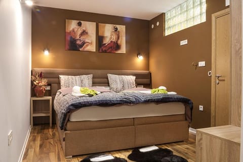 Property building, Restaurant/places to eat, Lounge or bar, Decorative detail, Continental breakfast, Alcoholic drinks, Non alcoholic drinks