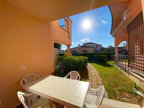 Property building, Patio, Day, Garden, Dining area, Garden view