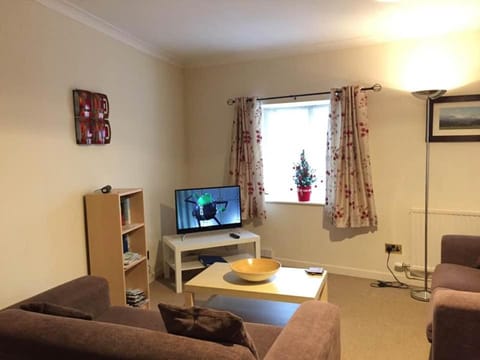 Communal lounge/ TV room, Fishing, Golfcourse, Horse-riding, Squash, Lounge or bar, Canoeing, Hiking, Cycling, Communal kitchen, Pets, Non alcoholic drinks