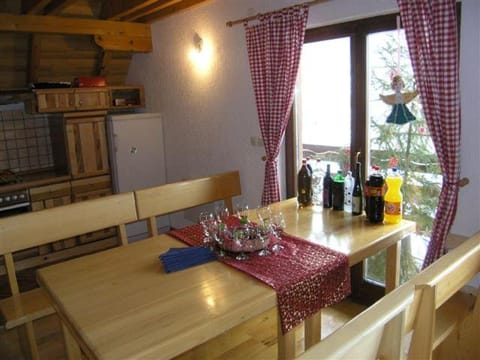 Coffee/tea facilities, Kitchen or kitchenette, Living room, Seating area, Dining area