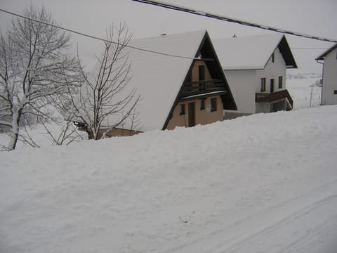 Facade/entrance, Mountain view, Street view