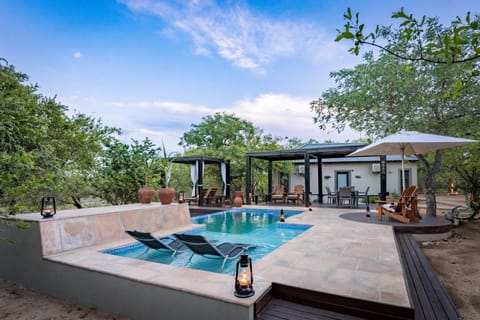 Property building, Garden, Pool view, Swimming pool, sunbed