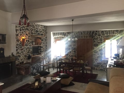 TV and multimedia, Kitchen or kitchenette, Living room, Seating area, Dining area
