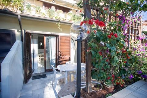 Patio, Facade/entrance, Balcony/Terrace