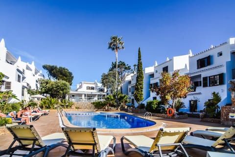Property building, Patio, Day, Pool view, Swimming pool, sunbed