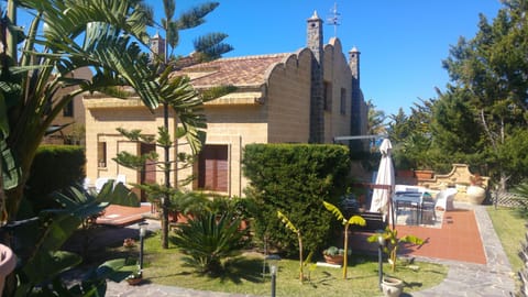 Property building, Spring, Day, Neighbourhood, Garden, Garden, Garden view, Location, Parking