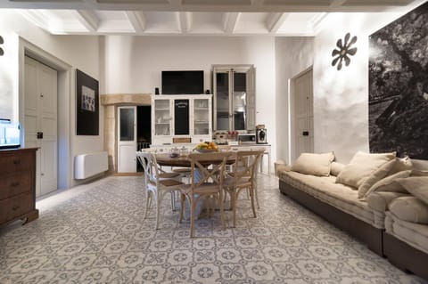 Communal lounge/ TV room, Garden view, Italian breakfast
