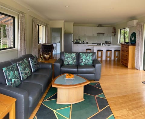 Coffee/tea facilities, Kitchen or kitchenette, Living room, Photo of the whole room, Seating area, Dining area, On site, microwave, oven