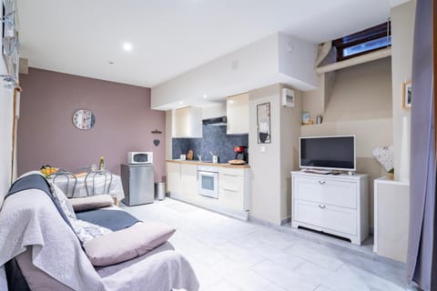 Communal lounge/ TV room, TV and multimedia, Living room, Seating area, Dining area, kitchen