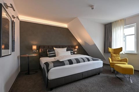 Bed, Bedroom, Inner courtyard view, air conditioner