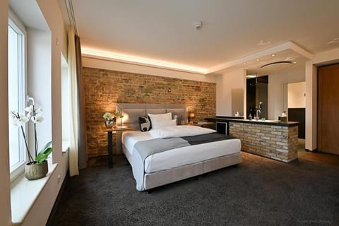 Bed, Coffee/tea facilities, Photo of the whole room, Bedroom, River view, safe, wardrobe