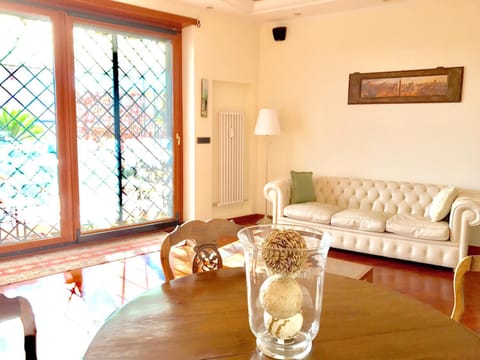 Communal lounge/ TV room, Day, TV and multimedia, Living room