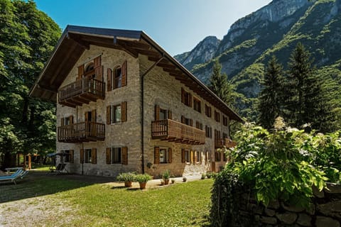 Property building, Garden, Balcony/Terrace, Garden view, Mountain view