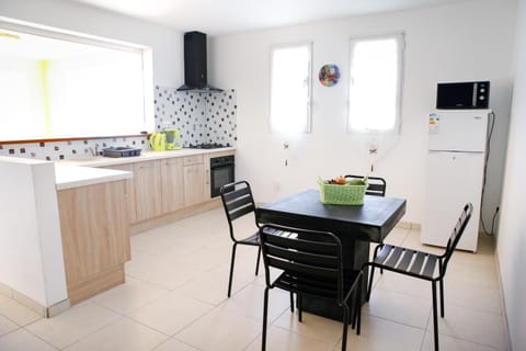 Kitchen or kitchenette, Living room, Seating area, Dining area, Family