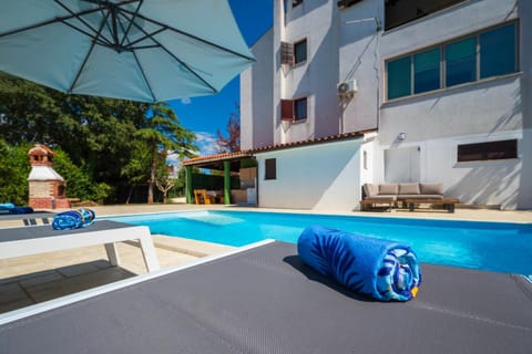 Patio, Pool view, Swimming pool, sunbed