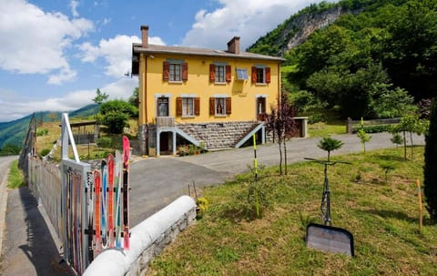 Facade/entrance, Off site