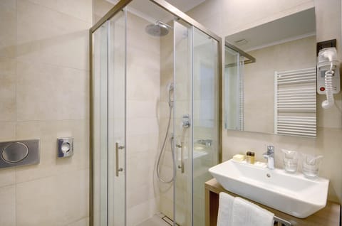 Shower, Toilet, Bathroom, Area and facilities