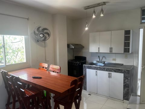 Kitchen or kitchenette, Dining area, oven