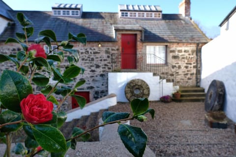 Property building, Day, Garden, Landmark view