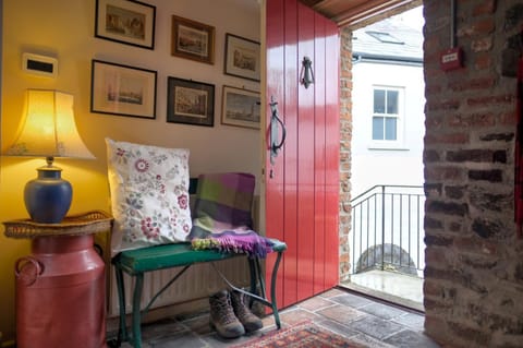 Property building, Facade/entrance, Decorative detail, Seating area