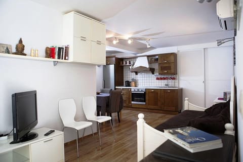 Kitchen or kitchenette, Living room, Dining area