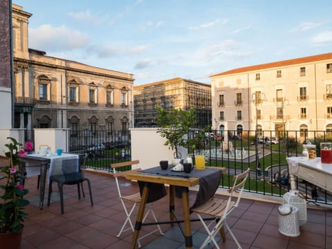 Property building, Patio, Balcony/Terrace