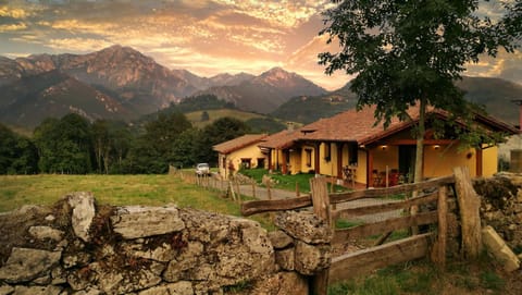 Property building, Nearby landmark, Facade/entrance, Natural landscape, Golfcourse, Seating area, Dining area, Hiking, Animals, Animals, On site, Pets