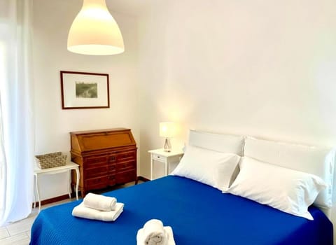 Bed, towels