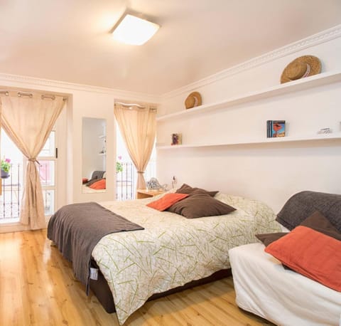 Bed, Photo of the whole room, Decorative detail, Decorative detail