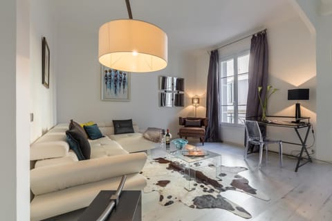 Living room, Photo of the whole room, Decorative detail, Seating area, On site, Family