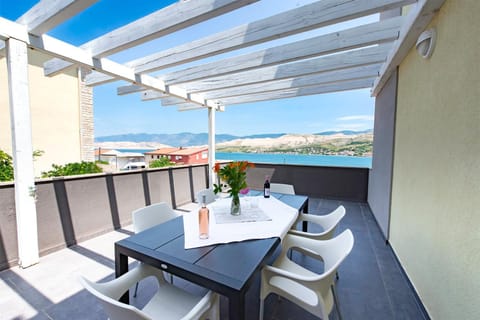 BBQ facilities, Balcony/Terrace, Evening entertainment, Sea view, Dinner