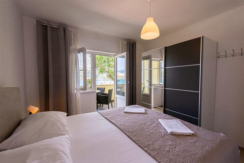 Bed, Balcony/Terrace, Bedroom, Sea view