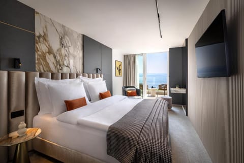 Bed, TV and multimedia, View (from property/room), Photo of the whole room, Bedroom, Sea view