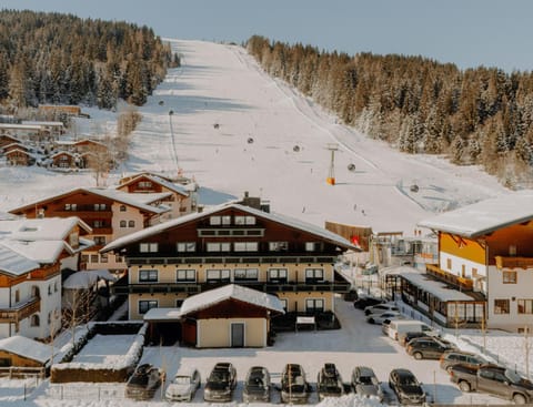Property building, Day, Natural landscape, Bird's eye view, Winter, Skiing, Mountain view, Parking