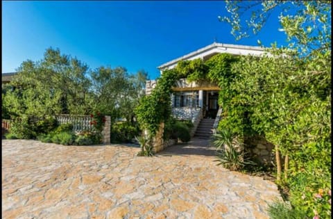 Property building, Facade/entrance, Garden, Balcony/Terrace, Lobby or reception, Decorative detail, Family