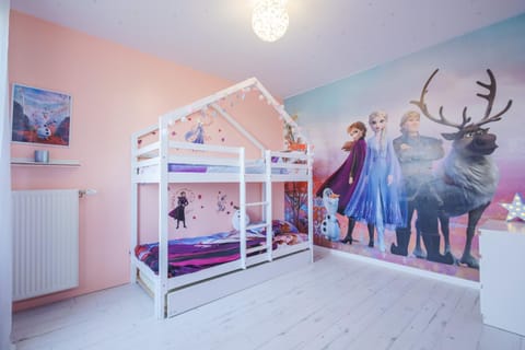 Bed, Photo of the whole room, Decorative detail, Bedroom, bunk bed