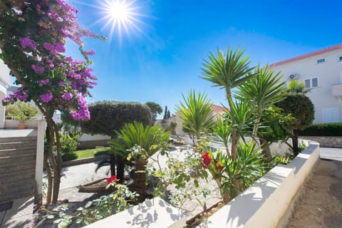 Day, Garden