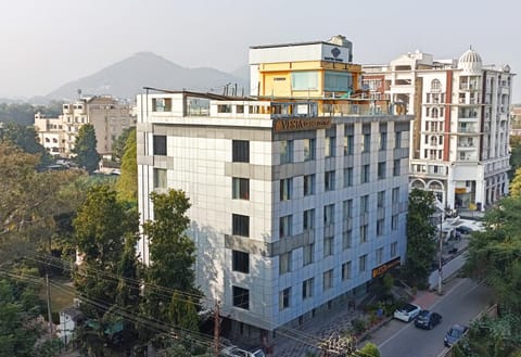 Property building, Facade/entrance, Day, Neighbourhood, Natural landscape, Bird's eye view, City view, Mountain view, Street view, Location, Parking