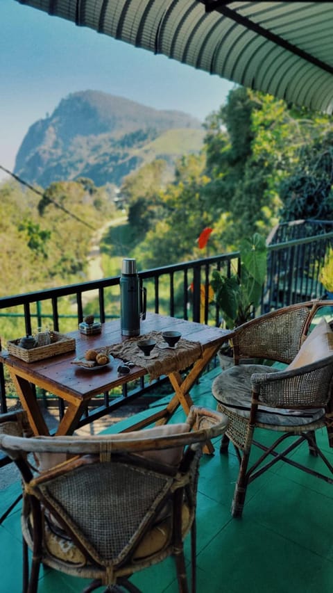 Restaurant/places to eat, Natural landscape, Balcony/Terrace, Seating area, Mountain view