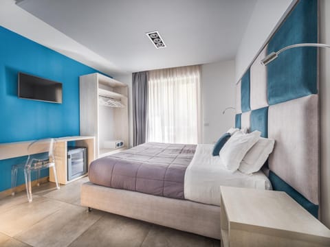 Bed, TV and multimedia, Bedroom, wardrobe