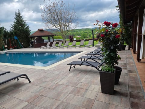 Patio, Spring, Day, Garden, Swimming pool, sunbed