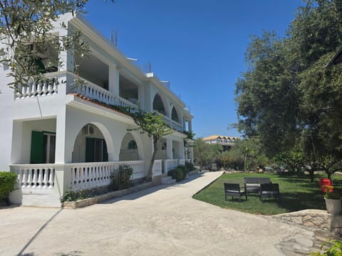 Property building, Patio, Spring, Day, Garden, Garden view