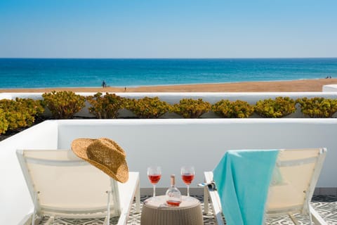 View (from property/room), Balcony/Terrace, Seating area, Sea view, sunbed