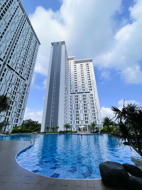 City view, Pool view