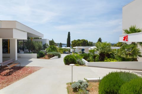 Property building, Nearby landmark, Restaurant/places to eat, People, Natural landscape, Lobby or reception, children, Family