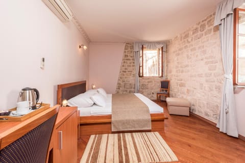 Bed, City view, cot, bunk bed, Family