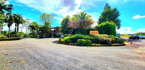 Day, Natural landscape, Garden, Garden view, Street view, Parking