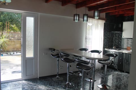 BBQ facilities, Coffee/tea facilities, Kitchen or kitchenette, Living room, Seating area, Dining area