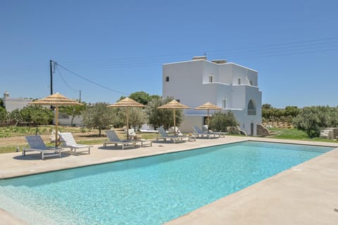 Property building, Swimming pool, sunbed